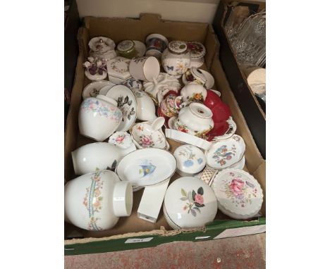 40 small china items including Royal Crown Derby, Royal Worcester, Wedgwood etc 