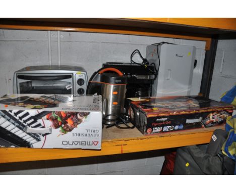 SIX ITEMS OF HOUSEHOLD ELECTRICALS including an Ambiano reversable grill (boxed and barely used), a Silver crest Teppanyaki g