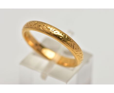 A YELLOW METAL BAND RING, with scroll engraved detail, width of band approximately 4mm, stamped 22ct, approximate gross weigh