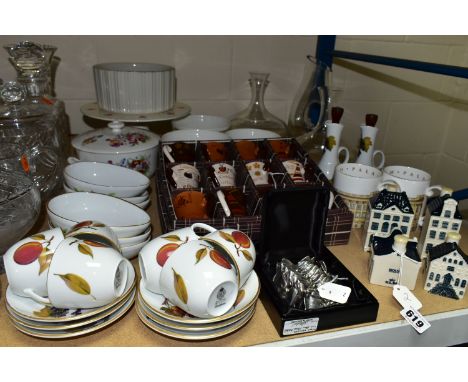 CERAMICS AND GLASS ETC TO INCLUDE ROYAL WORCESTER, six Royal Worcester 'Evesham' cups and saucers, six avocado dishes, two si