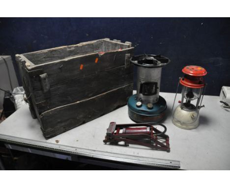A VINTAGE WOODEN CRATE CONTAINING A VINTAGE VALOR 65C PARRAFFIN STOVE, a paraffin light and a Standard foot pump (4)
