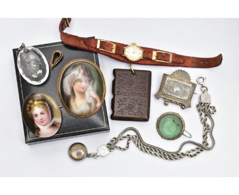 A SELECTION OF JEWELLERY, to include a Victorian silver Albertina featuring three chains, fitted with a small silver compass 