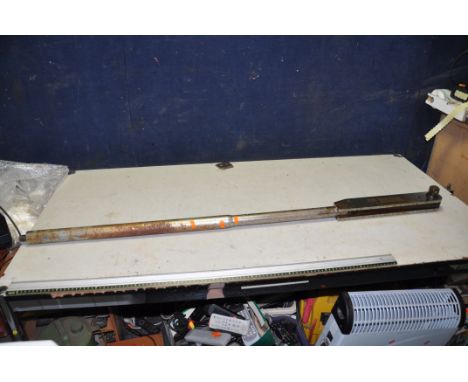 A BRITOOL GVT 2400 TORQUE WRENCH torque range from 480-940Nm(700lbfft) (condition some surface rust and some parts stiff) len