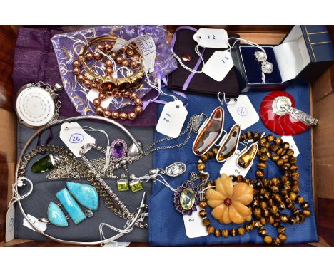 A SELECTION OF COSTUME JEWELLERY, to include a 'Squadra Blu' spike pendant necklace with snake chain and lobster clasp togeth