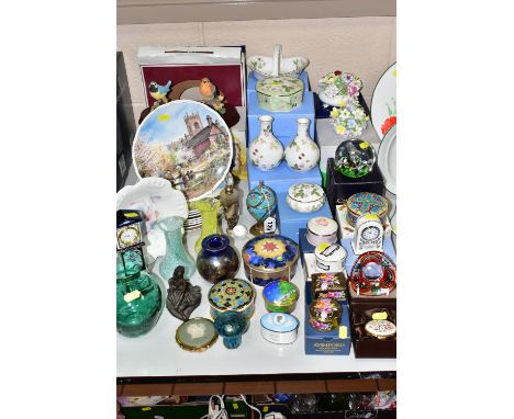 A GROUP OF CERAMIC AND GLASS GIFTWARES, to include  boxed items: Wedgwood Wild Strawberry trinket boxes, vases and basket dis