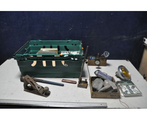 A TRAY CONTAINING VINTAGE AUTOMOTIVE SPARE AND ENGINEERING TOOLS, to include a pair of boxed Wipac fog lights, a pack of Jagu