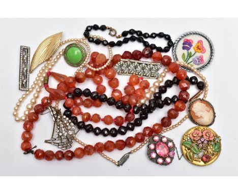 A BAG OF COSTUME BROOCHES AND NECKLACES, to include a faceted French glass beaded necklace fitted with a yellow metal hexagon