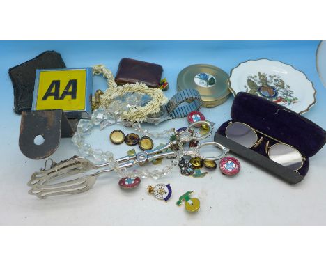 An AA car badge, other badges, jewellery, a compact, etc.