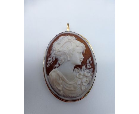 Kameebrosche, auch als Anhänger tragbar, Gelbgoldfassung 750, Ovalmedaillon mit feingeschnittenen, weiblichen Portrait, 41mm 