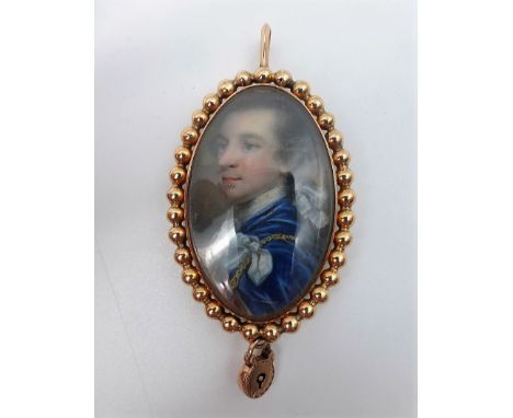 Antikes Medaillon in Goldfassung (mind. 333 / getestet), feine Portrait-Malerei einesvornehmen Herrn, auf der Rückseite Haara