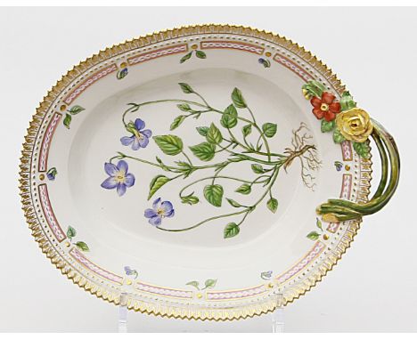 Henkelschale "Flora Danica", Royal Copenhagen.Rand mit reichem Reliefdekor, farbiger und goldener Staffage sowie Asthenkel un