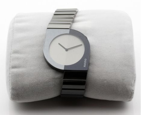 Herrenarmbanduhr "RADO DIASTAR".Gliederarmband und zitronenförmiges Gehäuse aus zwei-ton (hell- und dunkelgrau) High-Tech-Ker