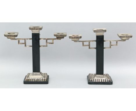 Paar Art Deco-Kerzenhalter, je dreiflammig. Leuchtertüllen, -arme und Stand aus 900/000 Silber. Schwarz gelacktes Holz. Mz. B
