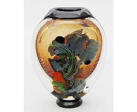 Künstler-Vase.Farbloses Glas mit farbigen Einschmelzungen und zersprengter Goldfolie. Boden undeutlich sign. R..., dat. 1994 