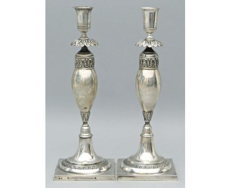 Paar Berliner Empire-Leuchter,je einflammig. Lötiges Silber, 693 g. Gegossen und getrieben. Balusterform mit Akanthusrelief, 