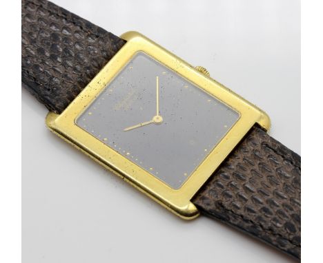 Herrenarmbanduhr "Chopard".Ultraflaches, rechteckiges Gehäuse aus 750/000 GG. Schwarzes Kontrastzifferblatt mit Goldpunkten (