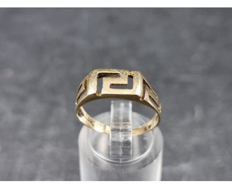 A yellow metal Greek key ring, size K 1/2, 1.9g 