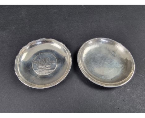 A Chinese export dish, by Wai Kee, Hong Kong, inset Sung Yat Sen silver coin, 8.4cm diameter; together with another Chinese d