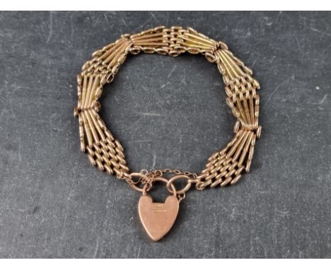 A 9ct gold gate bracelet, having padlock clasp,&nbsp;20cm long, 25g. 