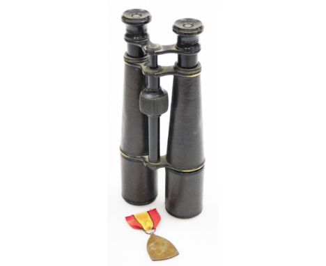 A pair of R&amp;C Avizard of Paris binoculars, and a 1914-1918 commemorative medallion. (2)