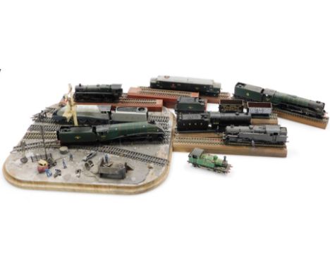 A small group of model railway ornaments, to include tracks and trains, a Ben Cruachand 6607 carriage, various locomotives, c