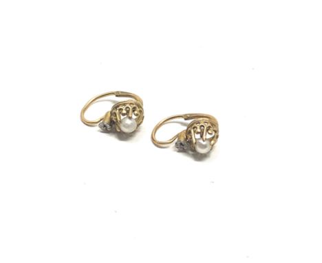 18ct gold pearl hoop earrings (1.3g) 