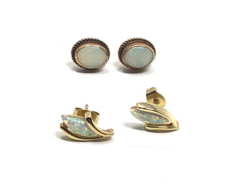 2 x 9ct gold opal stud earrings (3.2g) 