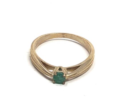 9ct gold emerald ring (2.7g) 