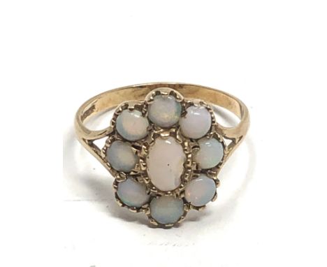 9ct gold opal ring (1.9g) chip to central opal 