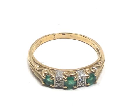 9ct gold diamond &amp; emerald  ring (2.2g) 