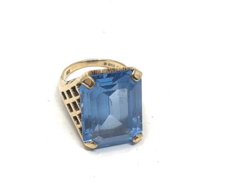 9ct Gold blue stone Ring (10g) 