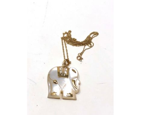 9ct gold mother of pearl elephant pendant necklace (6.2g) 