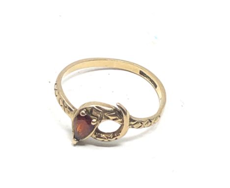 9ct gold garnet head snake ring (1.1g) 