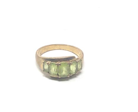 9ct gold peridot ring (3.6g) 