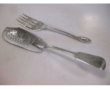 A non matching silver fish serving fork and blade, 9.1ozt gross (2)