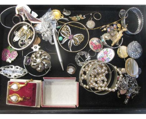 A quantity of silver and costume jewellery