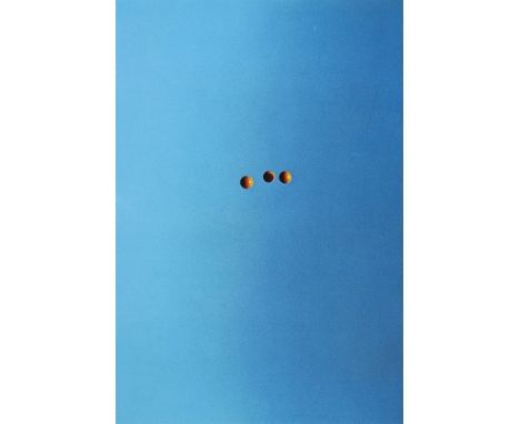   John Baldessari.   (1931 National City - 2020 Los Angeles). Throwing three balls in the air to get a straight line. (Best o