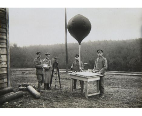   1. Weltkrieg - Marine - - Luftsperrabteilung I (DTitel). Sammlung von 33 Photographien. Um 1910. Silbergelatineabzüge. Form