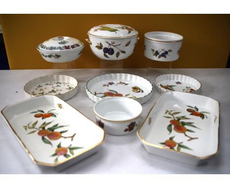Selection of Ceramic Dinnerware by Worcester and Wedgewood. See photos. 