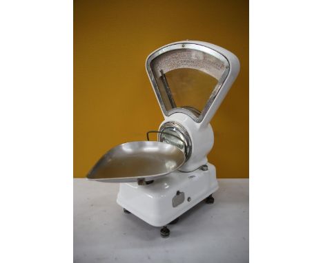 Set of Original Vintage Avery Shop Scales complete and in working order. 21 inches tall. Very heavy, unsuitable for postage. 