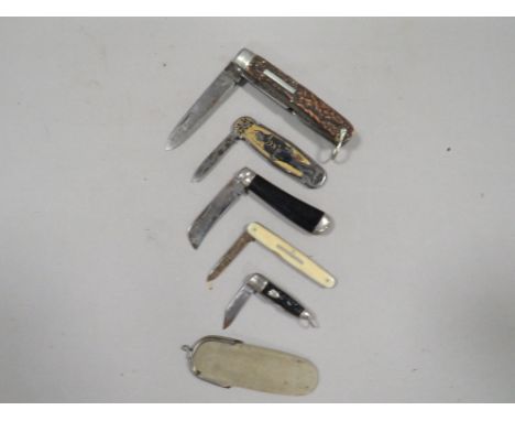 A collection of vintage fruit and pocket knives 