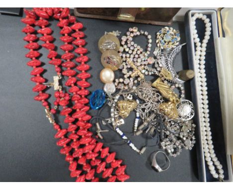 A small quantity of costume jewellery to include a silver ring etc 