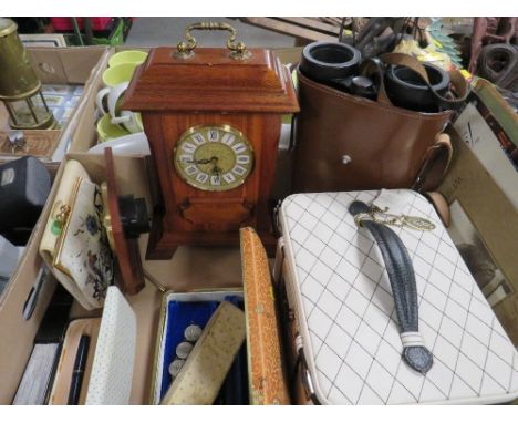 A tray of assorted collectables to include three vintage Parker pens, oriental style beaded bags etc 