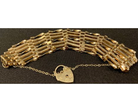 A 9ct gold gate link bracelet, love heart clasp, 13.2g 