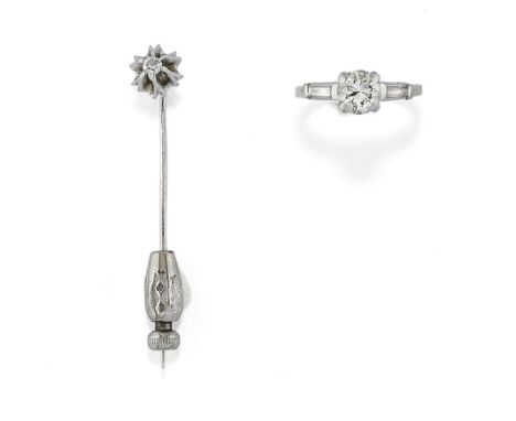 bague ornèe d'un brillant encadrè de diamants taille taples, la broche avec brillant, poinçon IRID, PlatPoids total: 7,00 g e