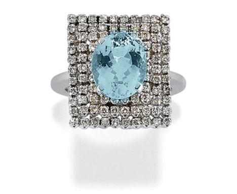 Rèalisèe en or 14 carats avec une aigue-marine ovale entourèe de 3 tours de diamants taille brillant. Poinçon or 585, taille 