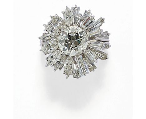 rèalisèe avec un motif floral dècorè au centre d'un diamant taille ancienne, le contour en diamants taille marquise et taper,