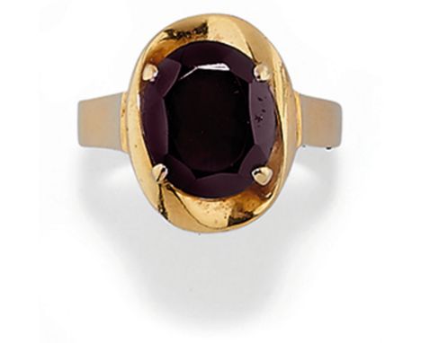 au centre un grenat de forme ovale, poinçon 750Poids: 5,00 g environ, mesure bague 50A GOLD AND GARNET RING