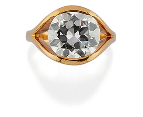 avec un diamant taille ancienne de 5.30 ct environPoids 8,00 g, taille bague 53A GOLD AND DIAMOND SINGLE STONE RING