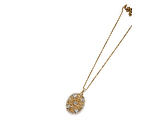 forme ovale avec volutes en or et cinq diamants taille ancienne, poinçon 750, avec chaîne à maillons plats en or, poinçon K18